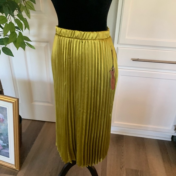 Pleated Yellow green satin  Skirt - Picture 3 of 3